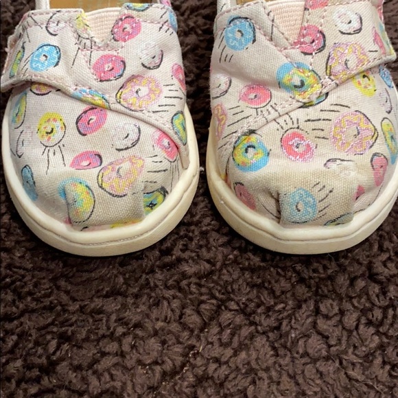 Tom’s Donut Slip-Ons - Picture 2 of 6